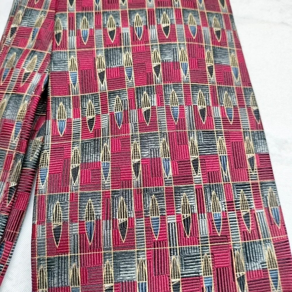Roundtree and Yorke Necktie Tie  Silk Red Multicolored Geometric Jacquard USA